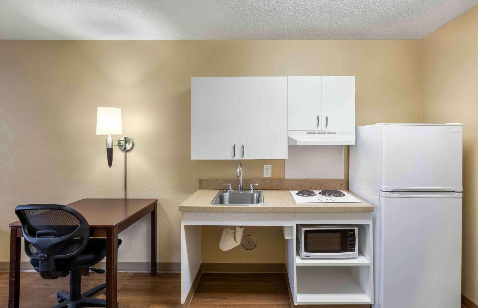 Extended Stay America Select Suites - Milwaukee - Waukesha Exterior photo