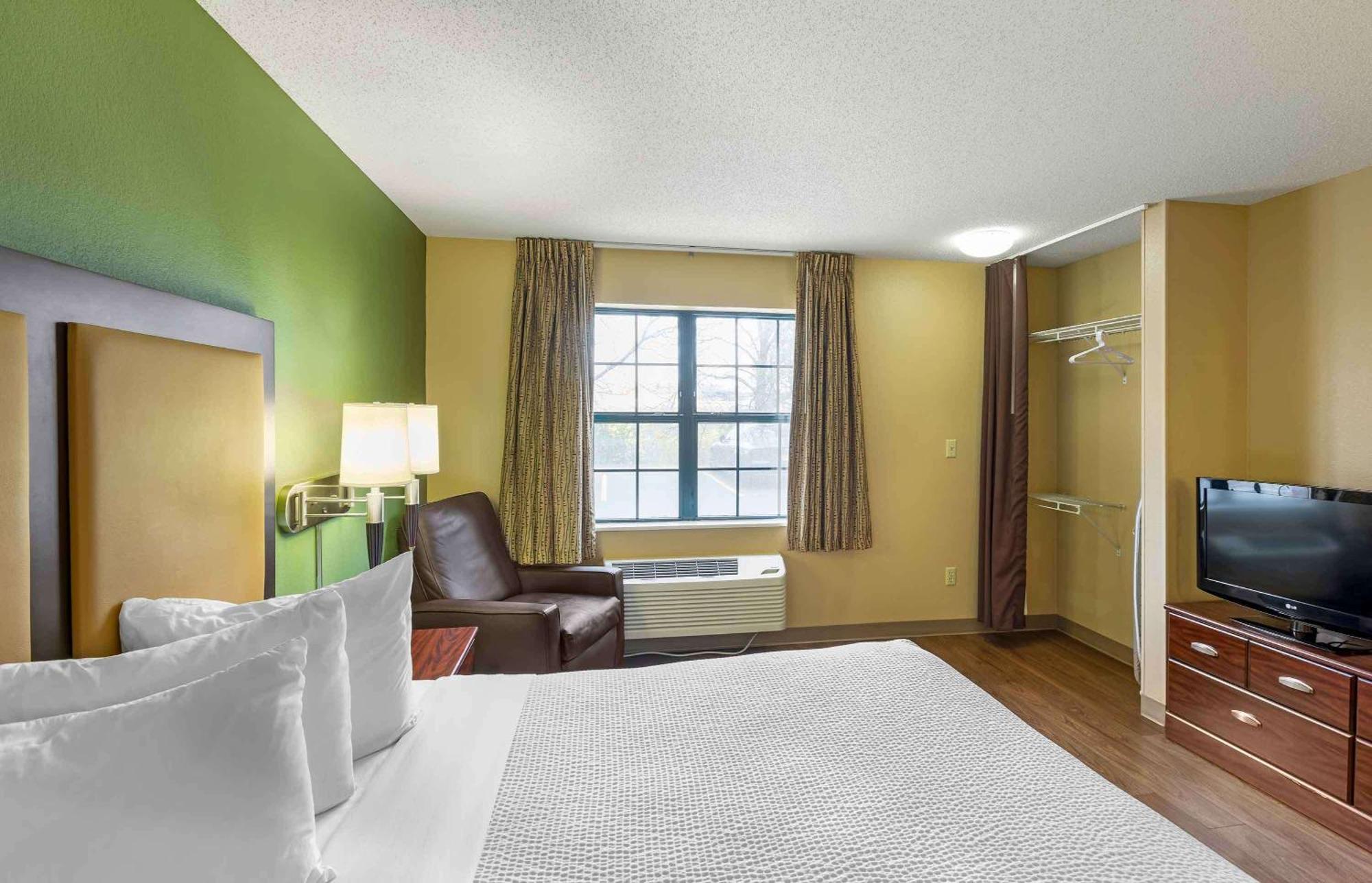 Extended Stay America Select Suites - Milwaukee - Waukesha Exterior photo